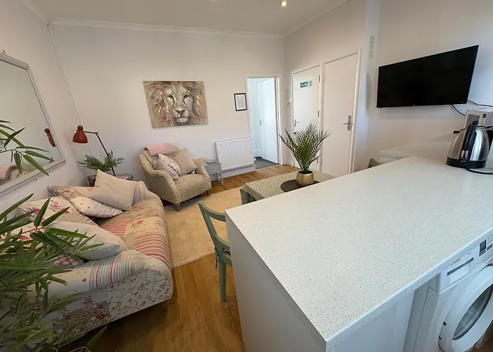 Flat In The Heart Of Leigh On Sea Less Than 2 Miles From The Beach
