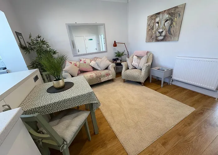 Flat In The Heart Of Leigh On Sea Less Than 2 Miles From The Beach